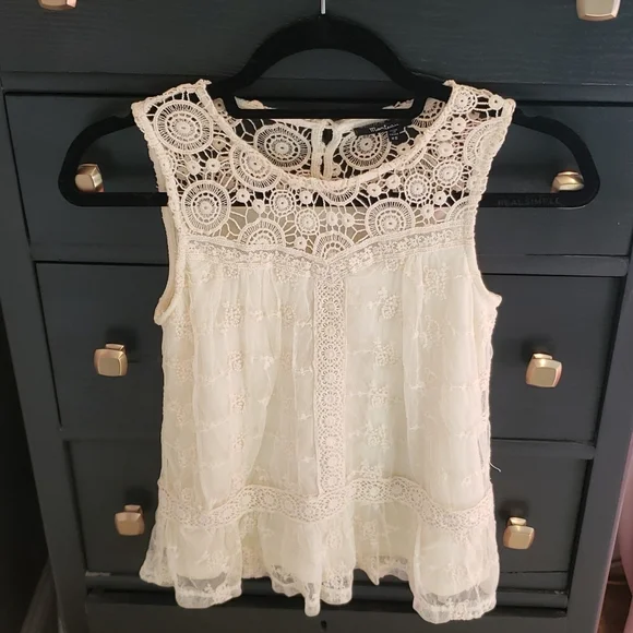 MONTEAU XS cream lace overlay sleeveless top NWOT - Picture 3 of 4